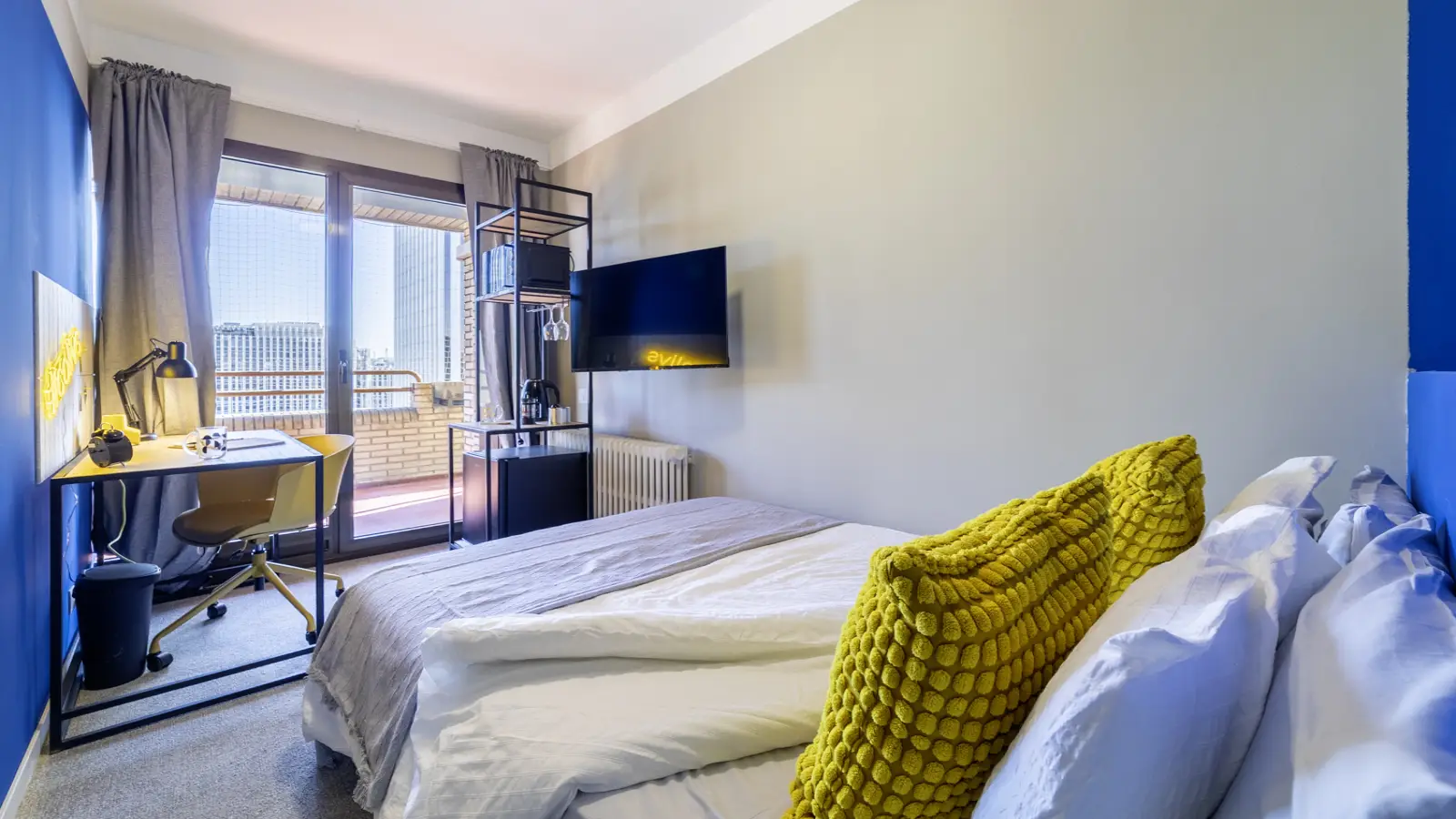 Se alquila habitación en piso compartido de 7 habitaciones en Cuatro Caminos, no parejas