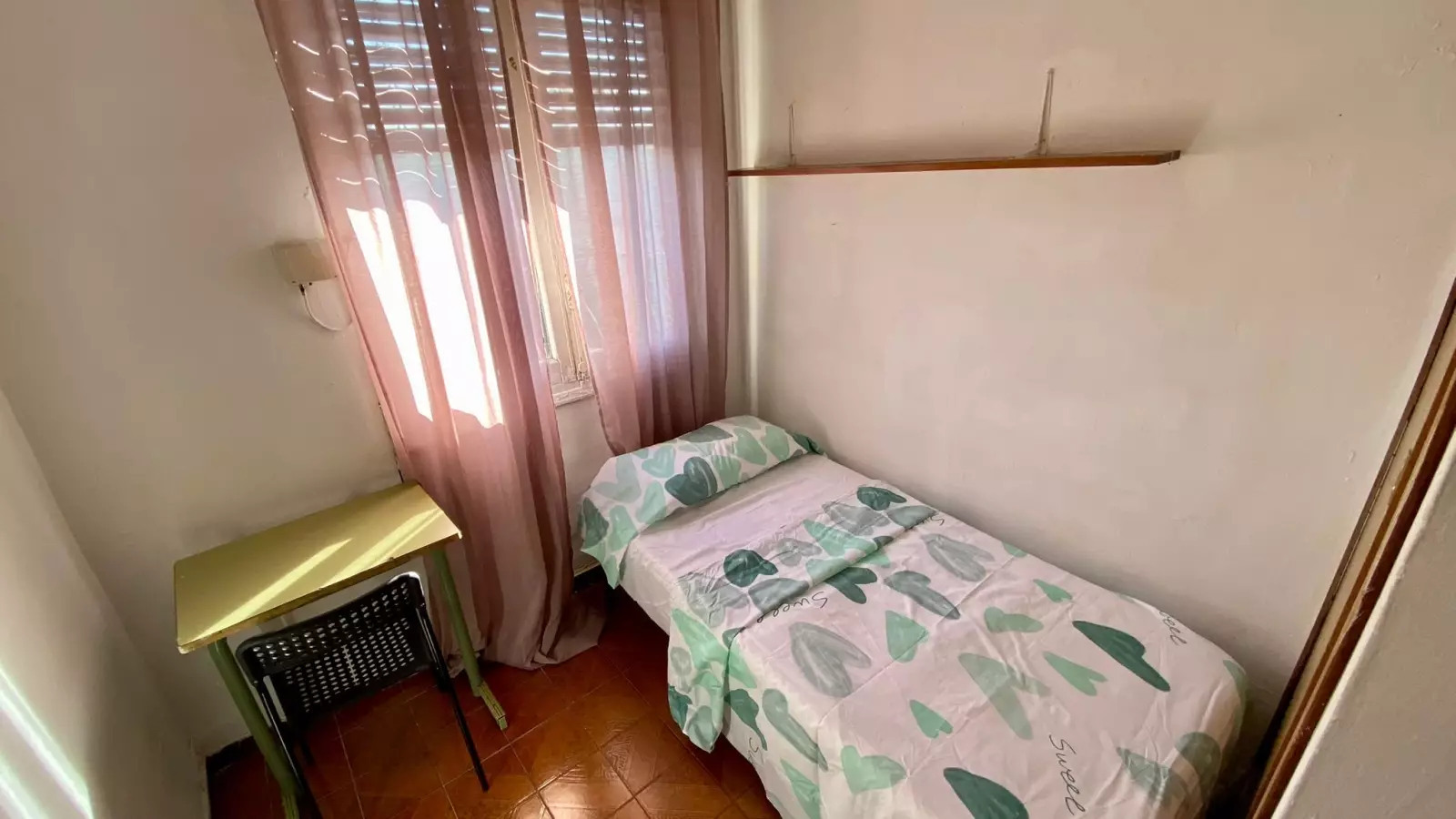 Habitación en piso compartido de 5 habitaciones en alquiler en Moscardó, perfecta para profesionales y estudiantes. - Imagen 3