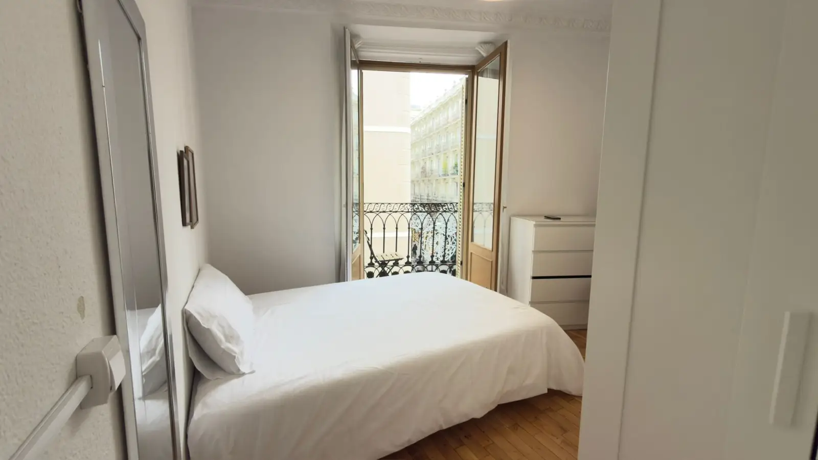 Se alquila habitación en piso compartido de 5 habitaciones en Palacio, perfecta para profesionales.