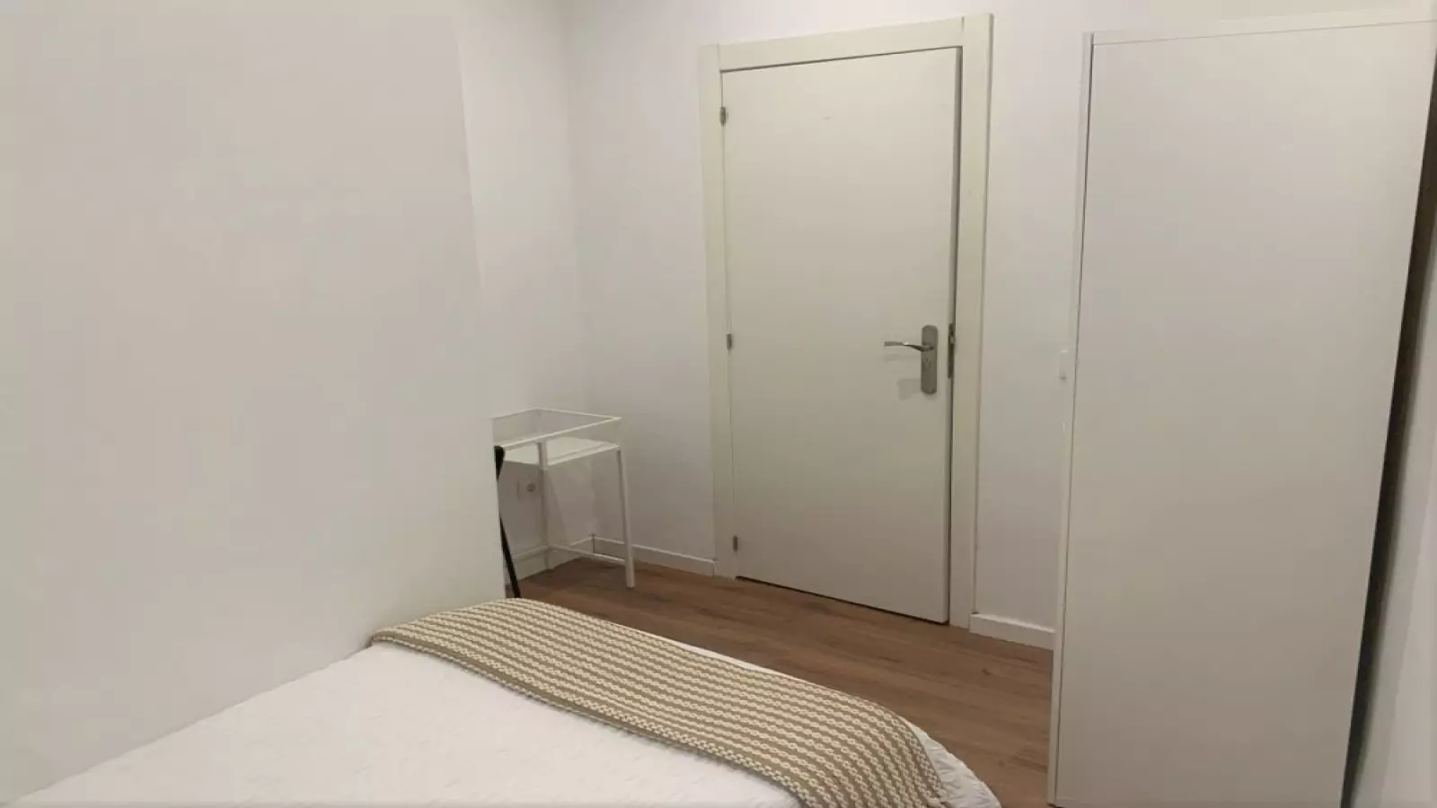 Habitación acogedora con patio interior con vistas a la ventana en un apartamento de 9 dormitorios, Lavapiés