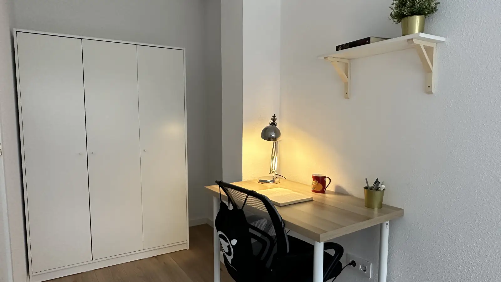 Habitación en piso compartido de 5 habitaciones en alquiler en Moscardó, ideal para profesionales y estudiantes.