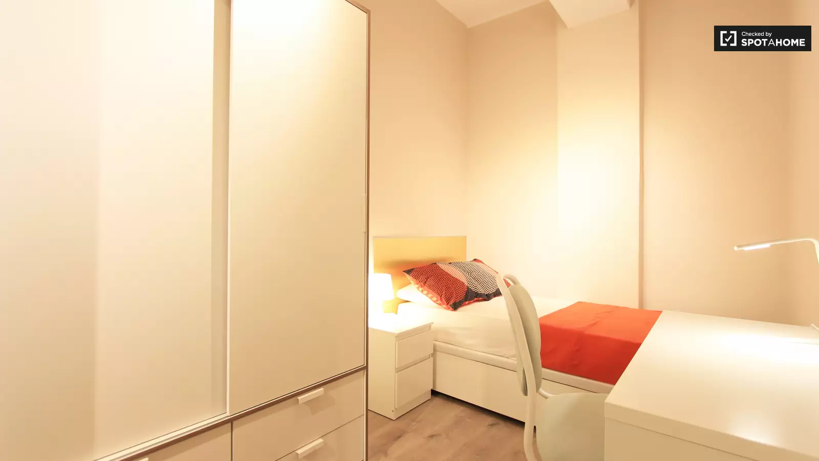 Habitación amueblada con amplio espacio de almacenamiento en el apartamento de 7 dormitorios, Atocha