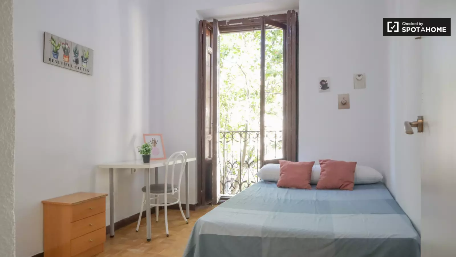 Se alquila habitación en piso de 5 habitaciones en La Latina